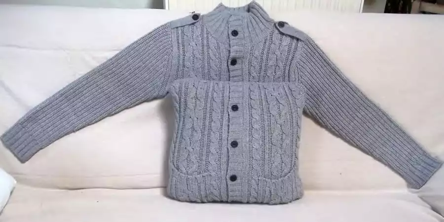 Fabriquer un coussin à partir d'un ancien gilet boutonné