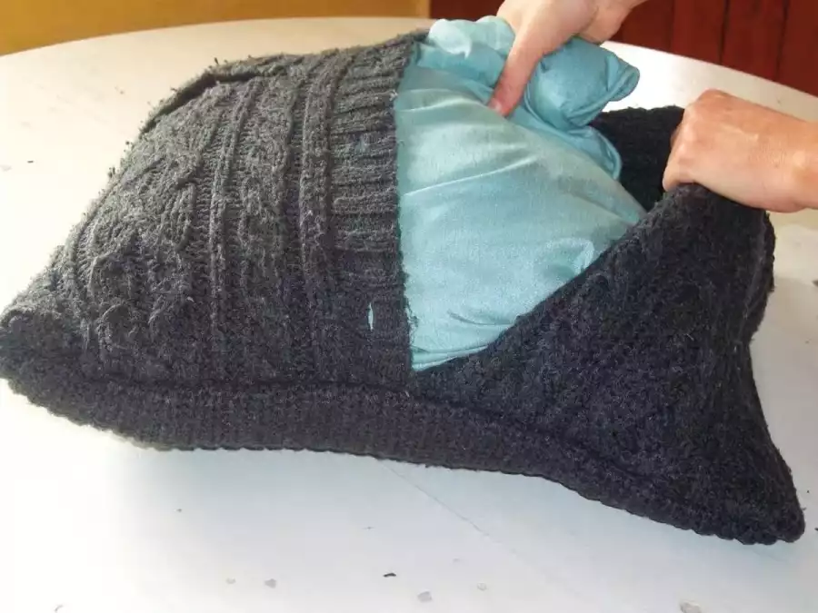 Insérer le coussin dans la housse en gilet