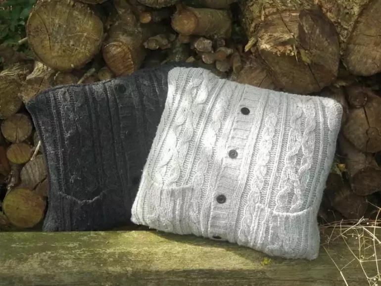 Coussin moelleux à partir d'un ancien gilet upcyclé