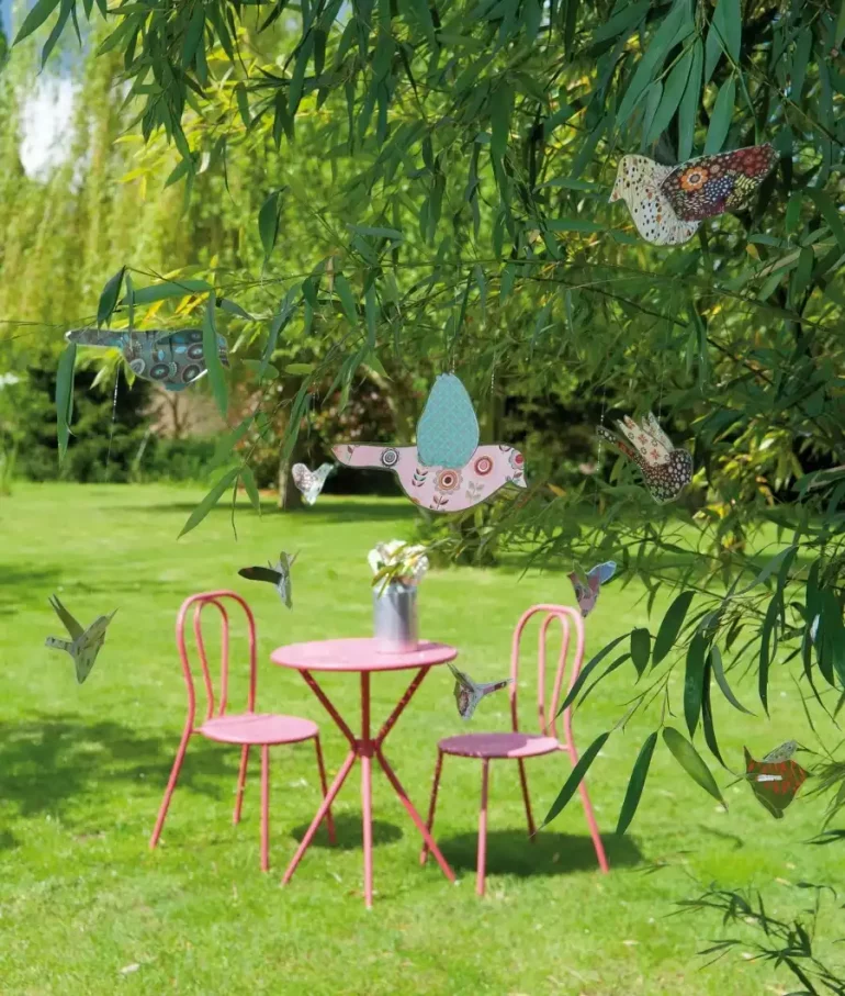 DIY d'oiseaux de papier plastifié à suspendre dans le jardin