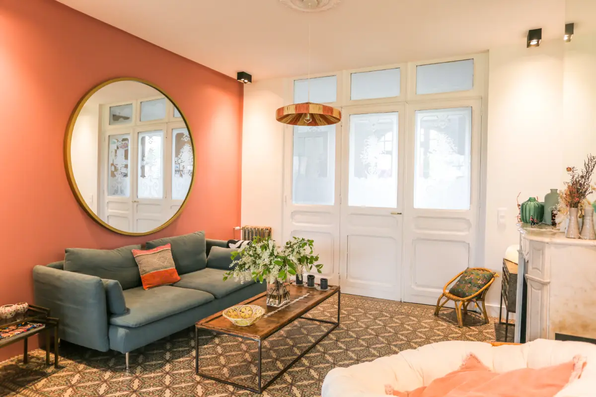 Salon, ambiance cosy, couleurs punch