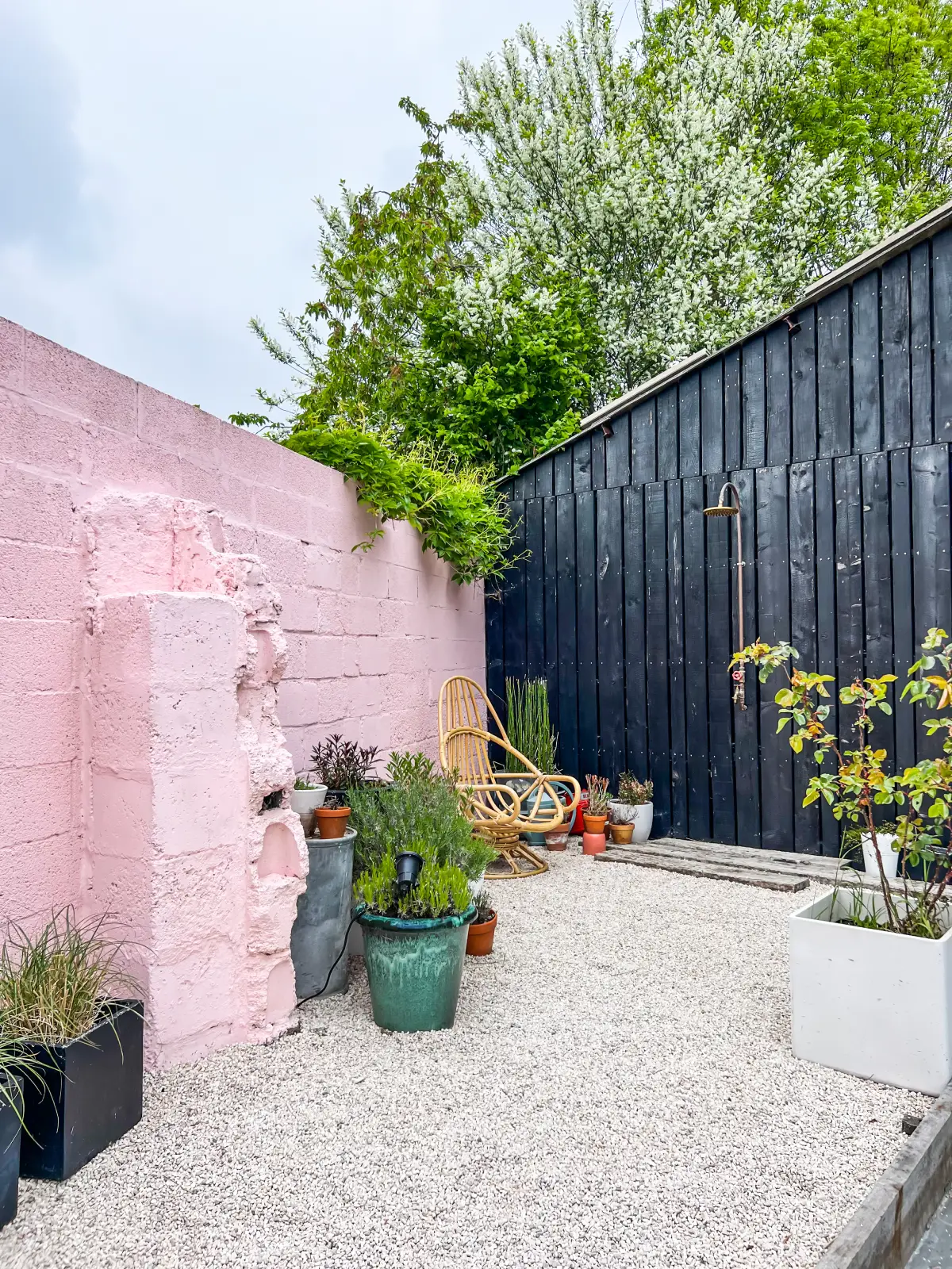 Extérieur, mur rose et bois brûlé