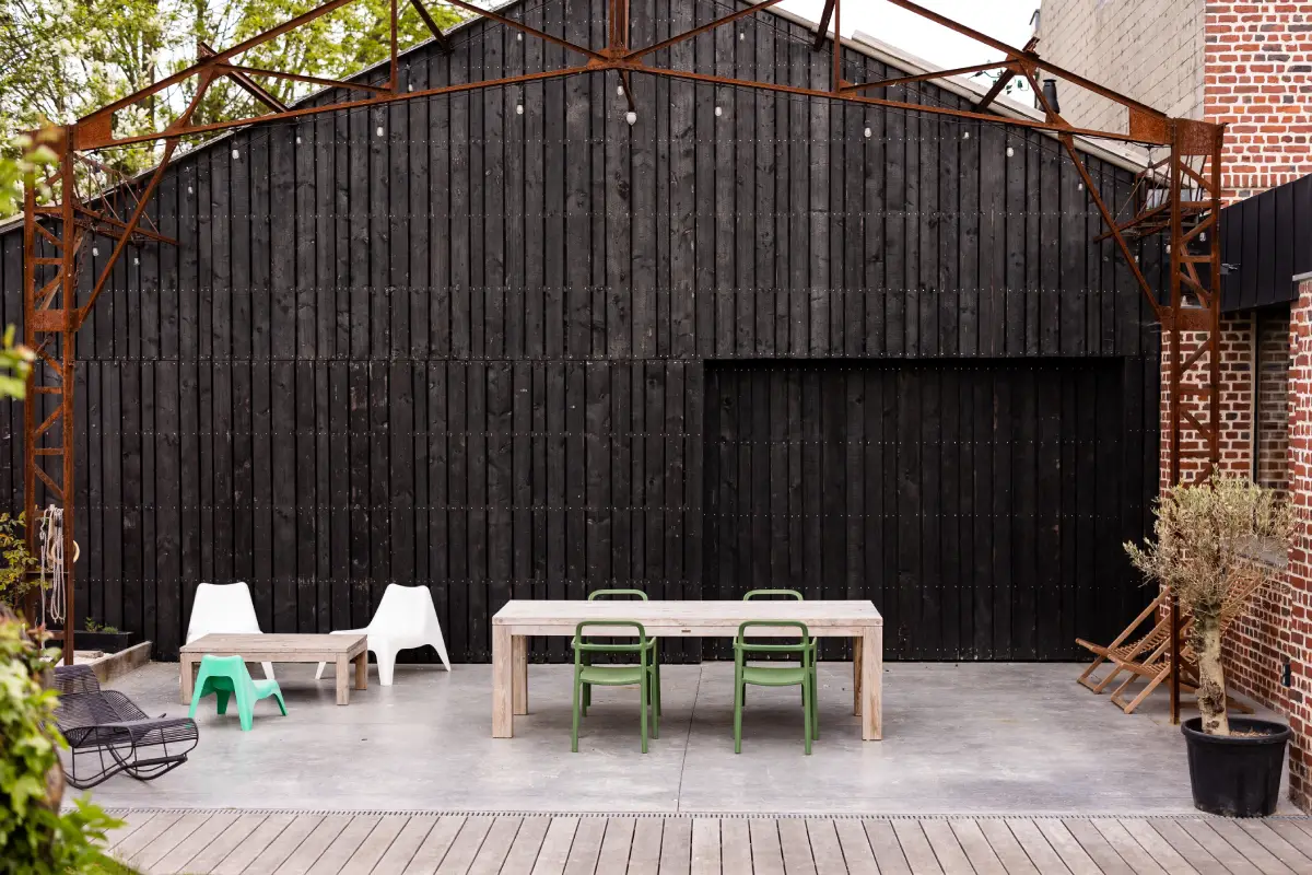 Hangar, façade bois brûlé, méthode Shou Sugi Ban