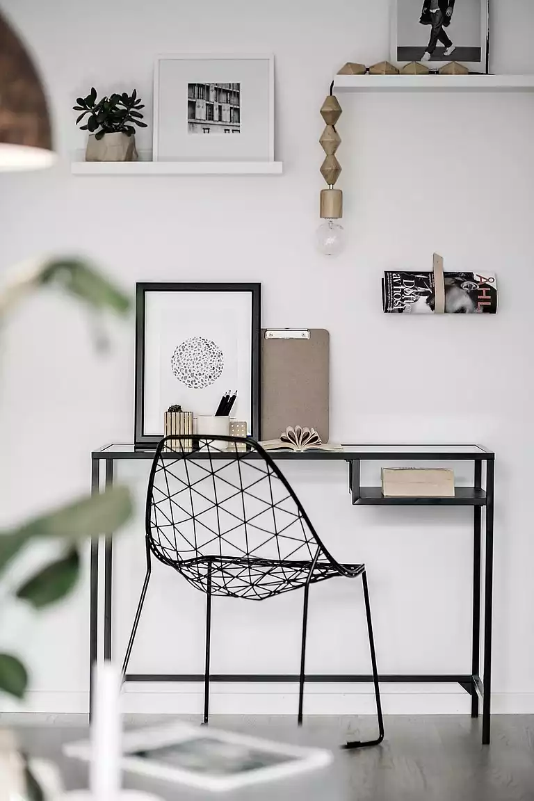 Bureau avec chaise graphique en métal noir