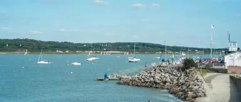 Du centre nautique de la baie de Canche au Touquet, de nombreuses activités sont proposées pour prendre le large et découvrir les charmes de l'estuaire.