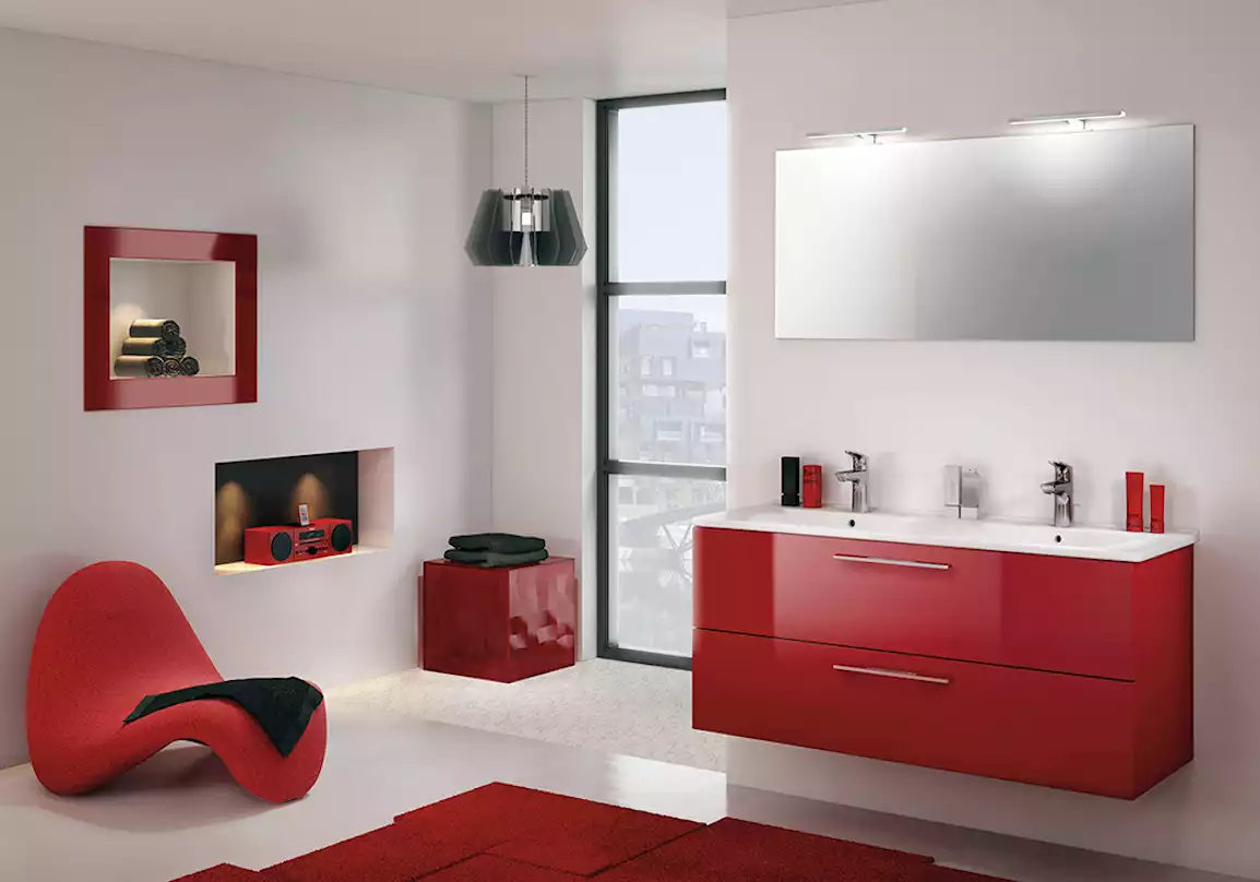 Salle de bain rouge vif 