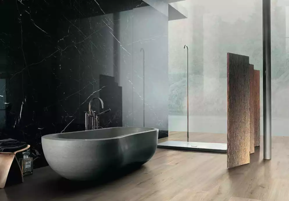 Salle de bain avec baignoire noire