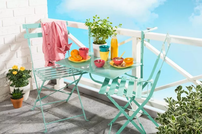 Balcon avec mobilier coloré