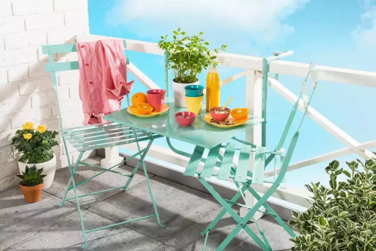 Balcon avec mobilier coloré
