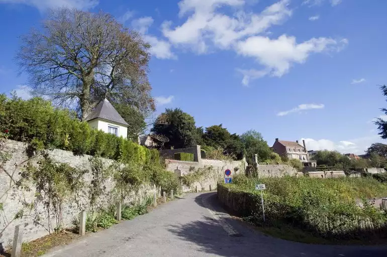 Le chemin du Tilleul sur la promenade des remparts - Cassel.