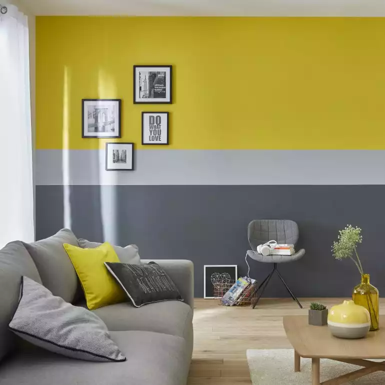 Salon avec mur jaune