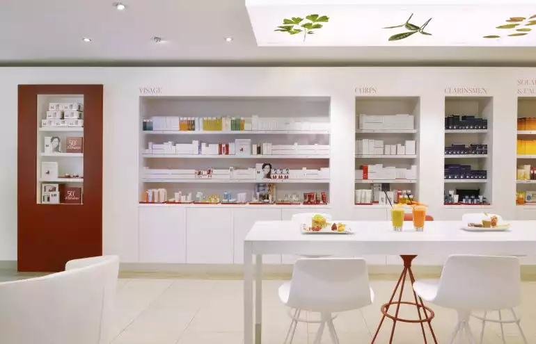 Le spa Clarins, un espace clair et serein dédié à la beauté et au bien-être 