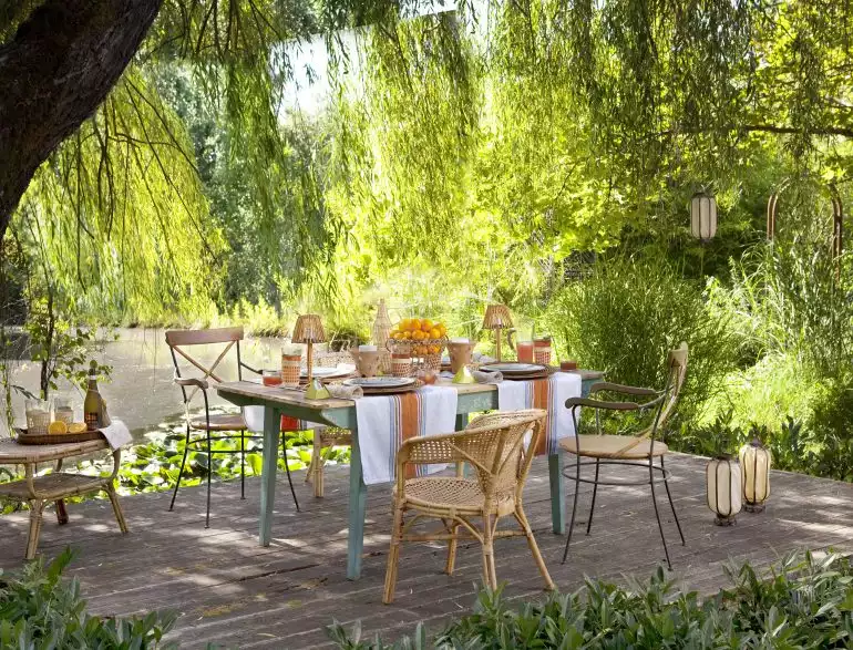 Salon de jardin sous saule pleureur