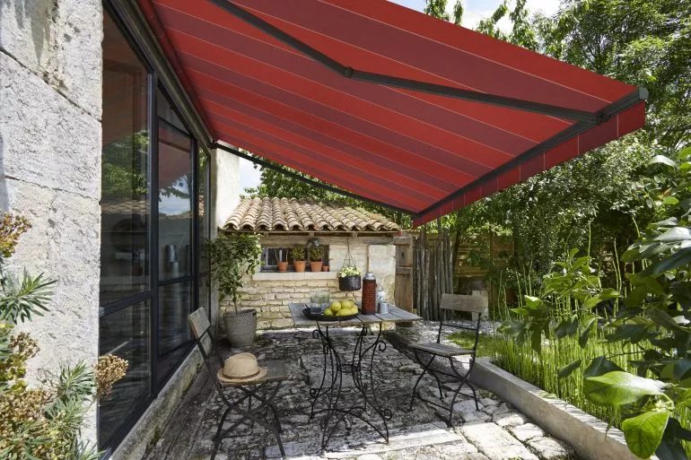 Terrasse vintage avec mobilier en fer forgé