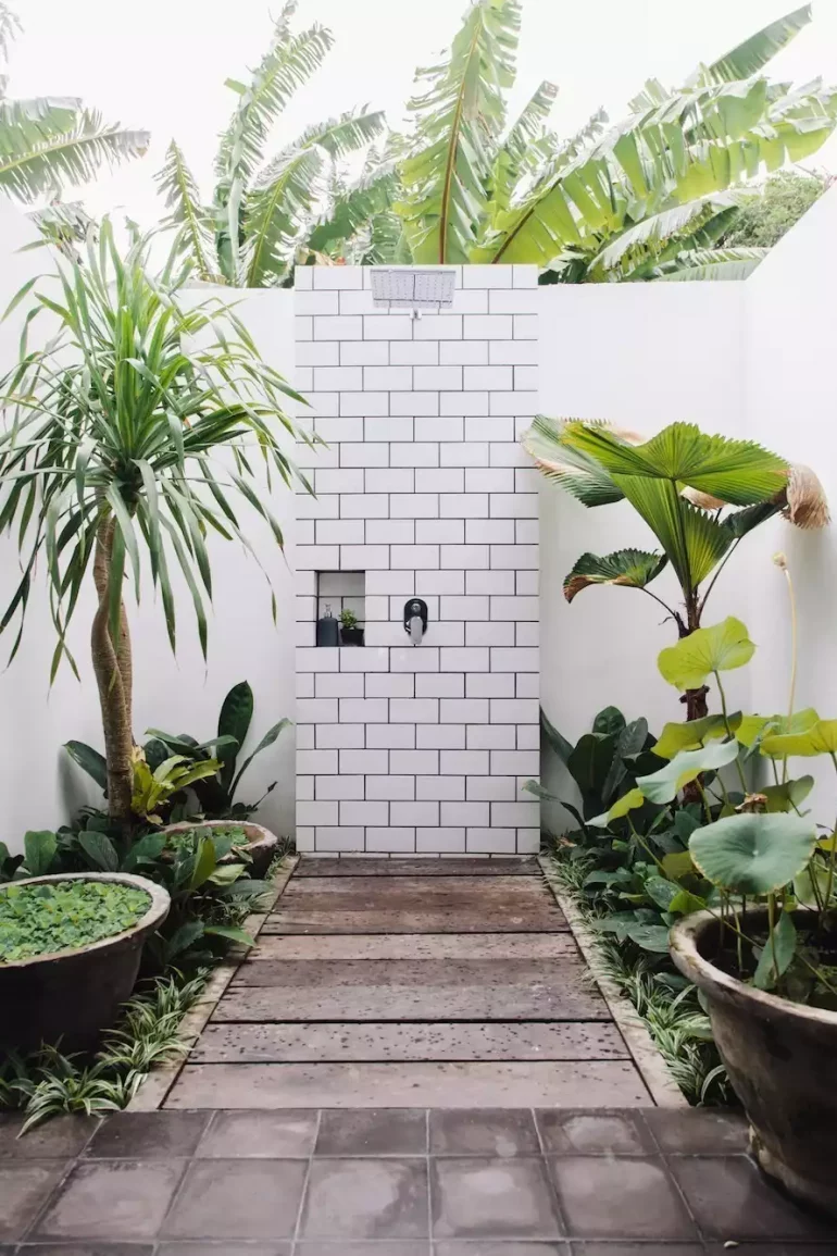 fella-villa-terrasse-vegetale-avec-douche