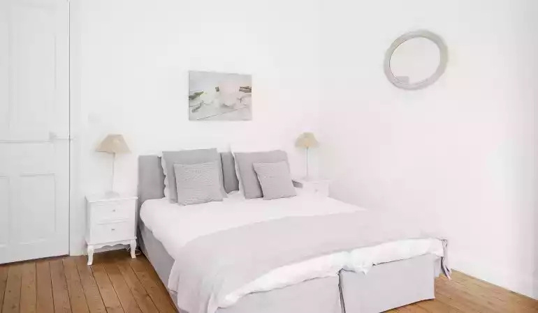 chambre-parentale-avec-linge-de-lit-gris