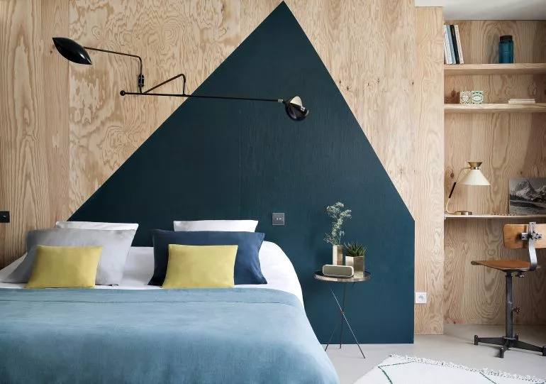 Chambre avec murs graphiques bleu