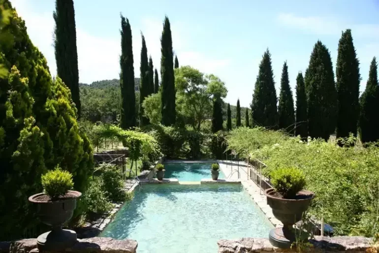 La-Bastide-de-Marie-Piscine-en-pierres-avec-vue