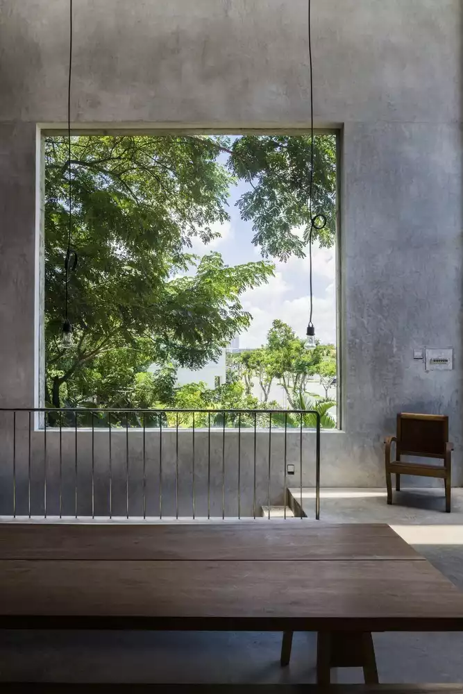 Hiroyuki-Oki–Fenêtre-carrée-avec-vue