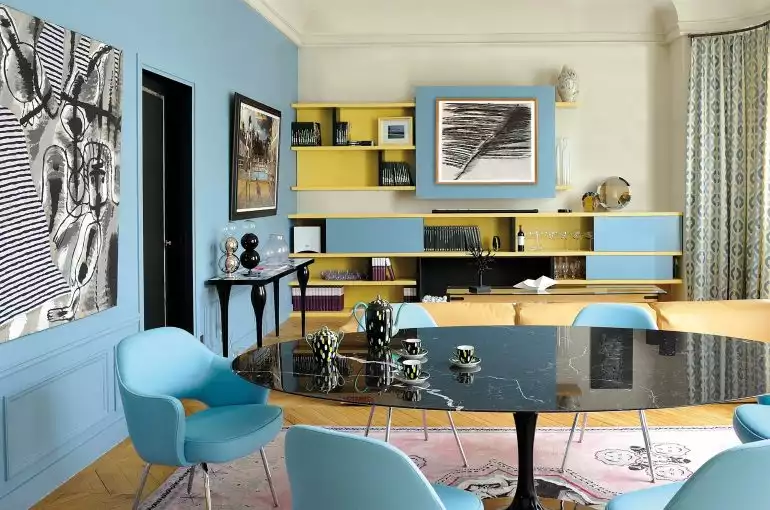Séjour contemporain avec murs bleus et jaunes