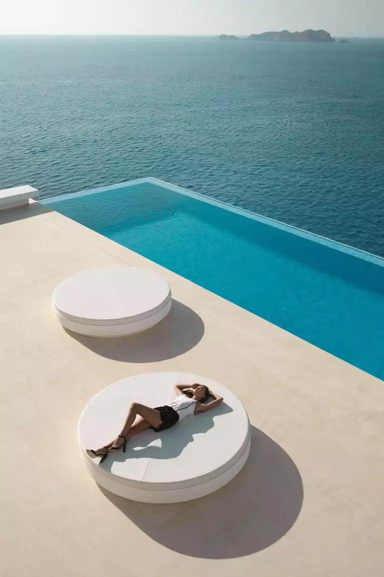 vondom-terrasse-design-avec-lit-rond