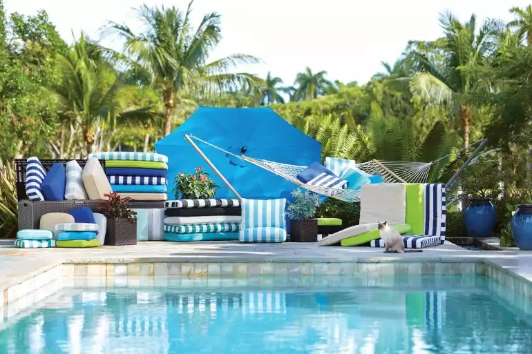 Piscine avec coussins
