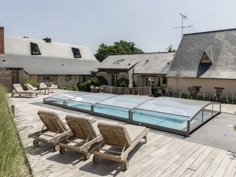 Abris bas piscine extérieure