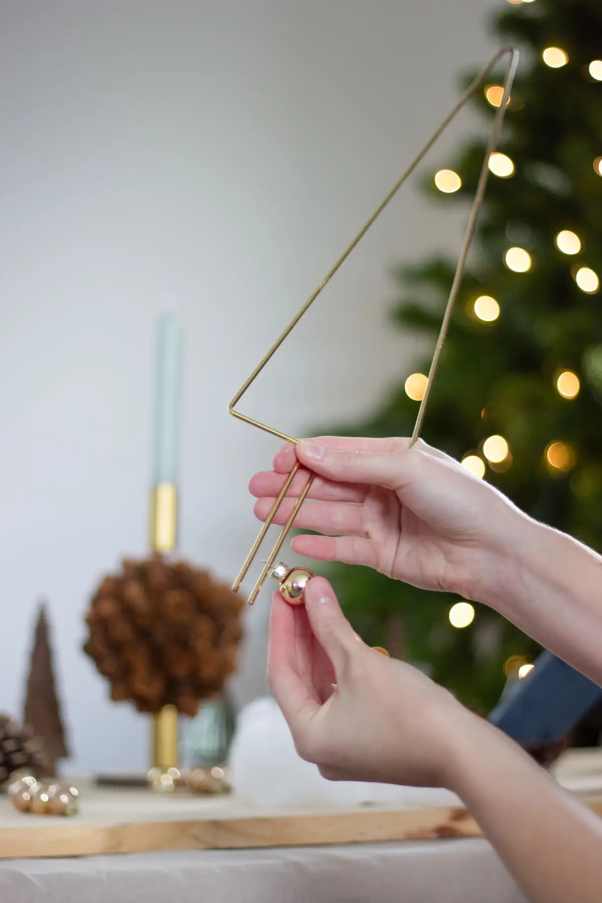 Enfiler des boules de Noël sur le sapin en métal