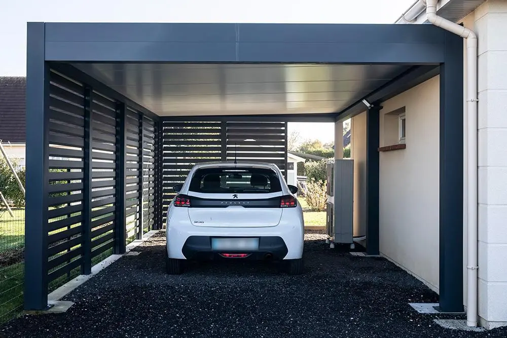 Carport adossé avec lamelles pour le soleil, voiture blanche