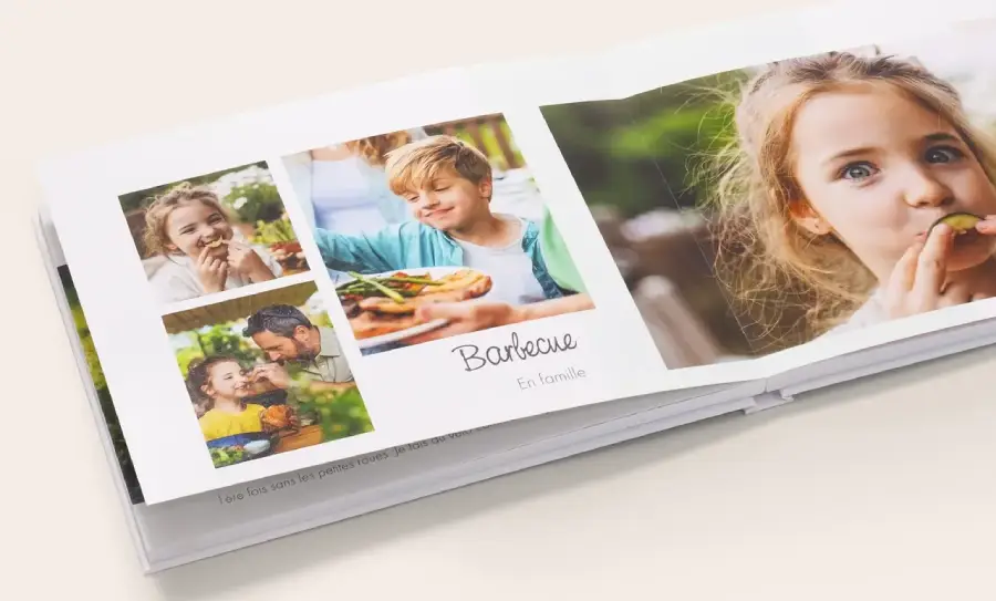 Album photo ouvert à poser sur un meuble