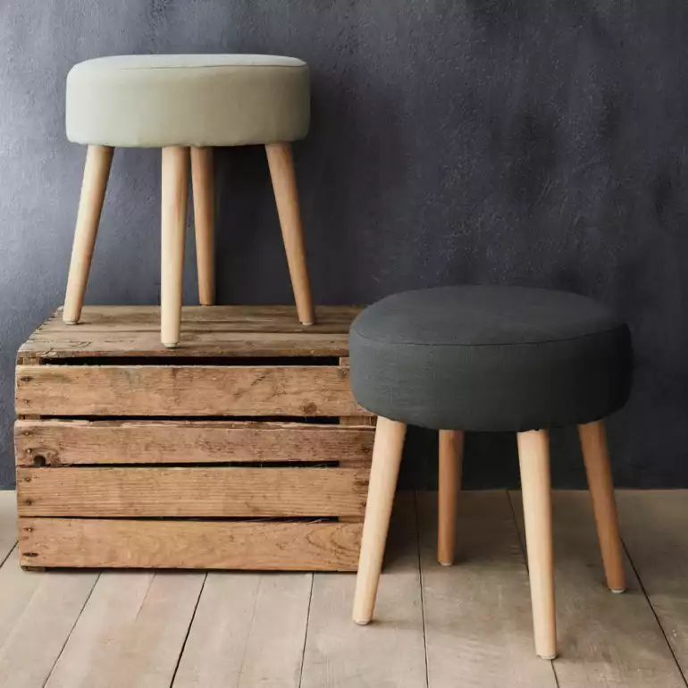 Deux tabourets, assise tissu et pieds en bois, esprit scandinave