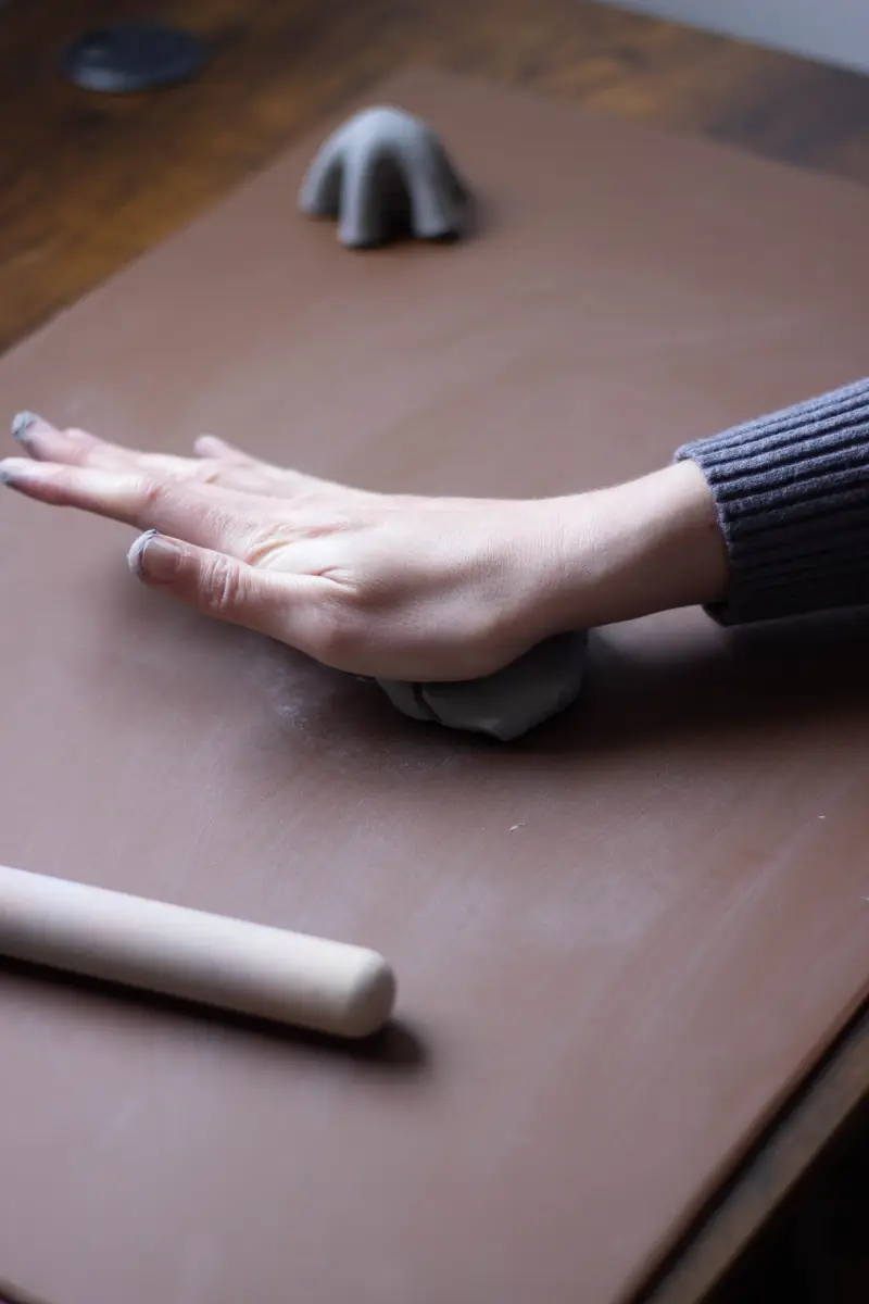 Aplatir la boule d'argile et faire sortir l'air