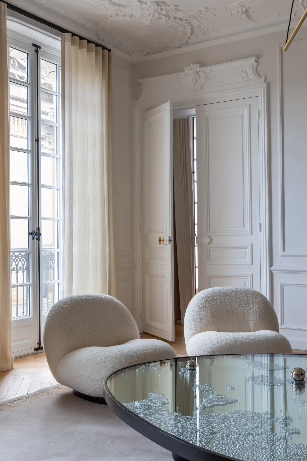 Appartement parisien fauteuil Pierre Paulin