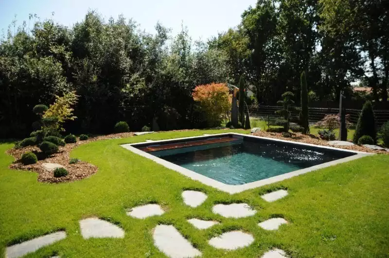 Piscine carrée minimaliste, jardin, extérieur
