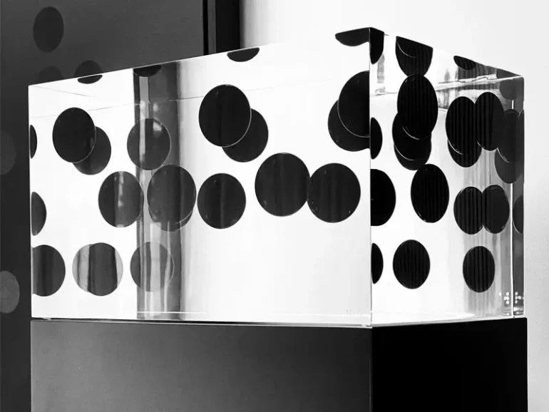 Sculpture verre et points noirs