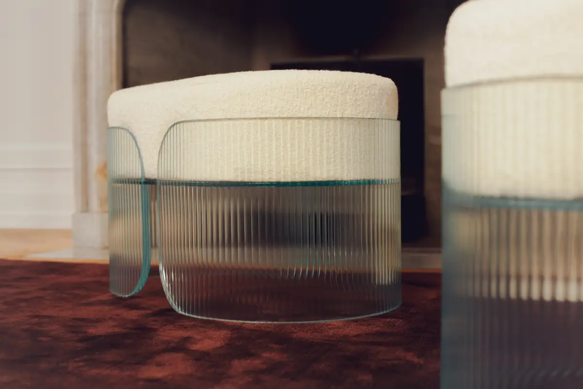 assise en verre et tissu blanc