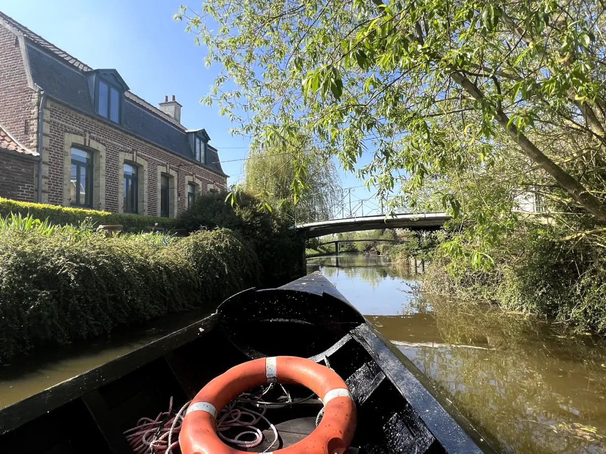 Promenade sur l'eau à bord d'un bateau traditionnel en bois