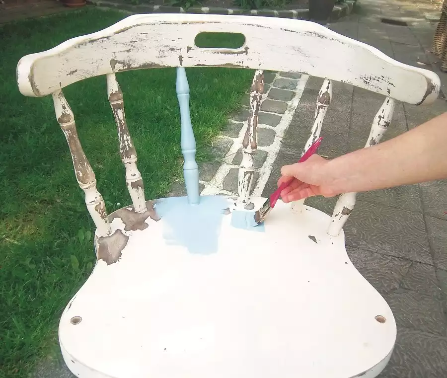Peindre la balançoire faite avec une chaise