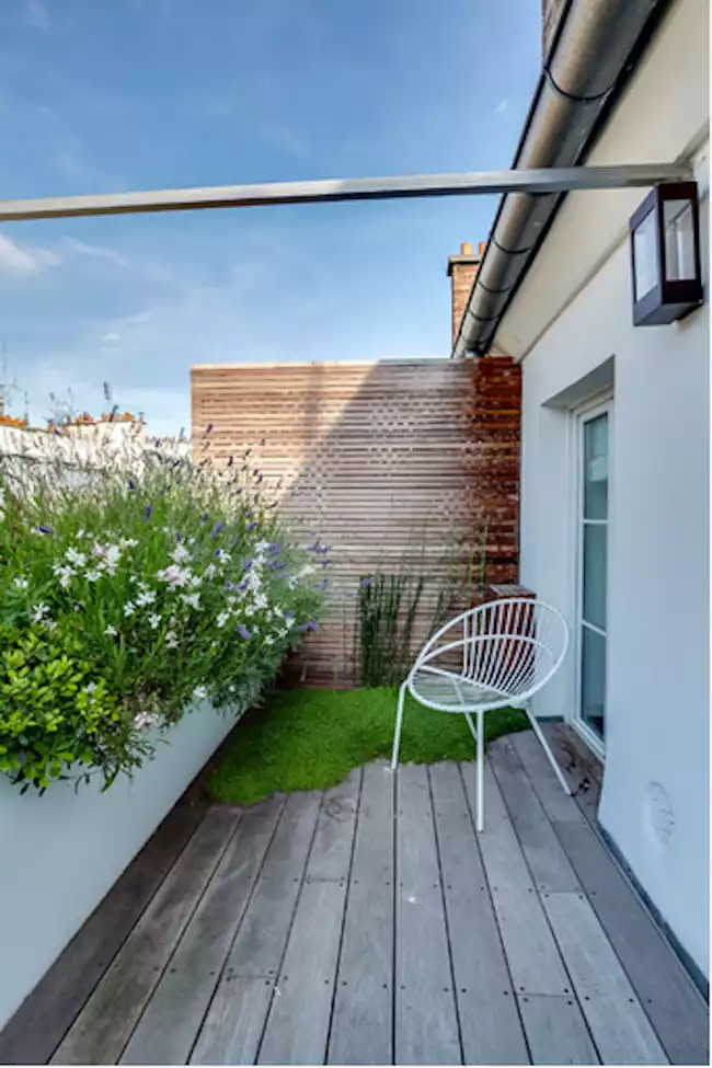 Balcon avec plantes