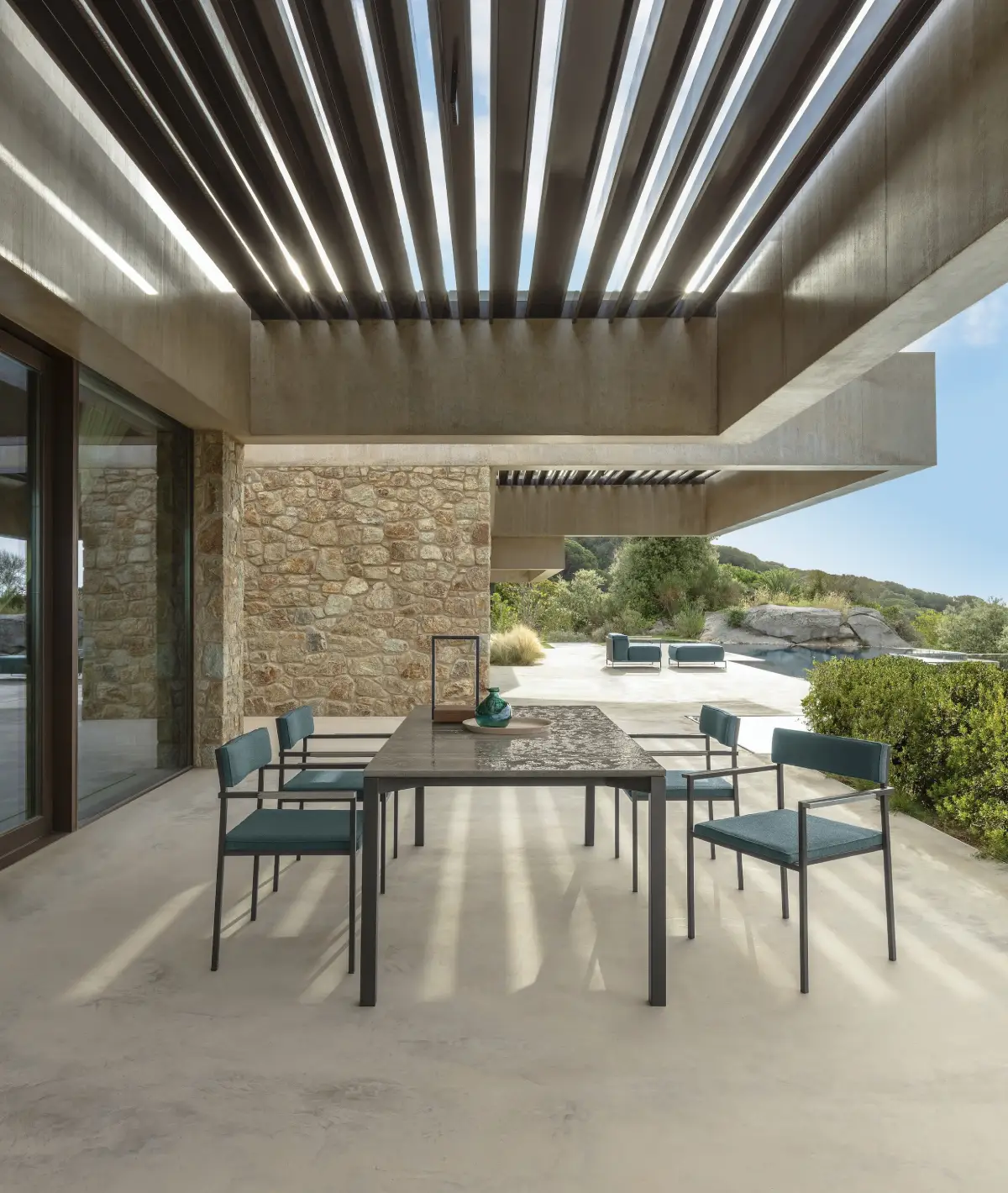 Sol béton ciré terrasse extérieur, mobilier collection Casilda par Talenti Outdoor Living