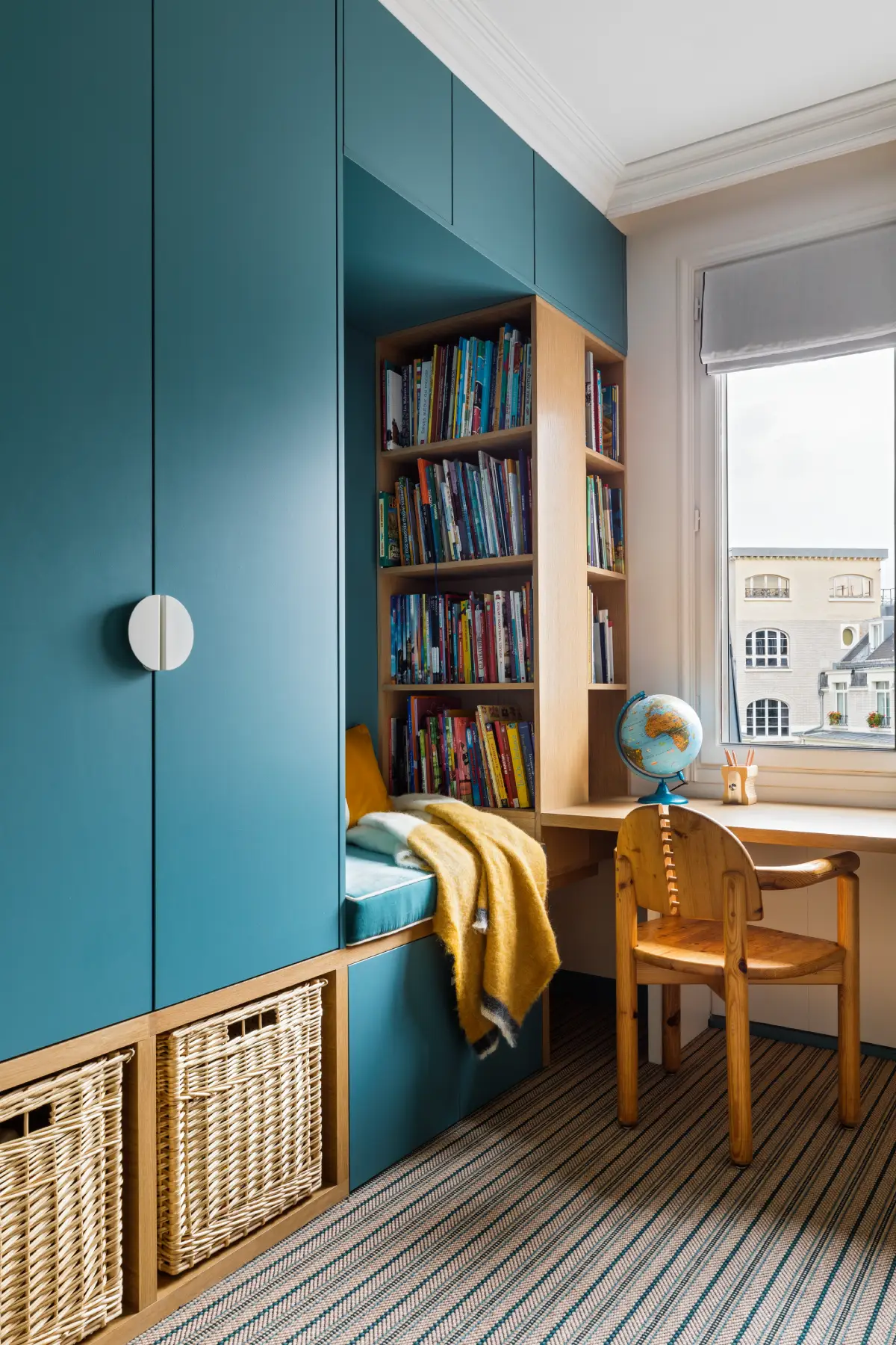 Bibliothèque dans une chambre d'enfant rénovée par Maison Sarah Lavoine