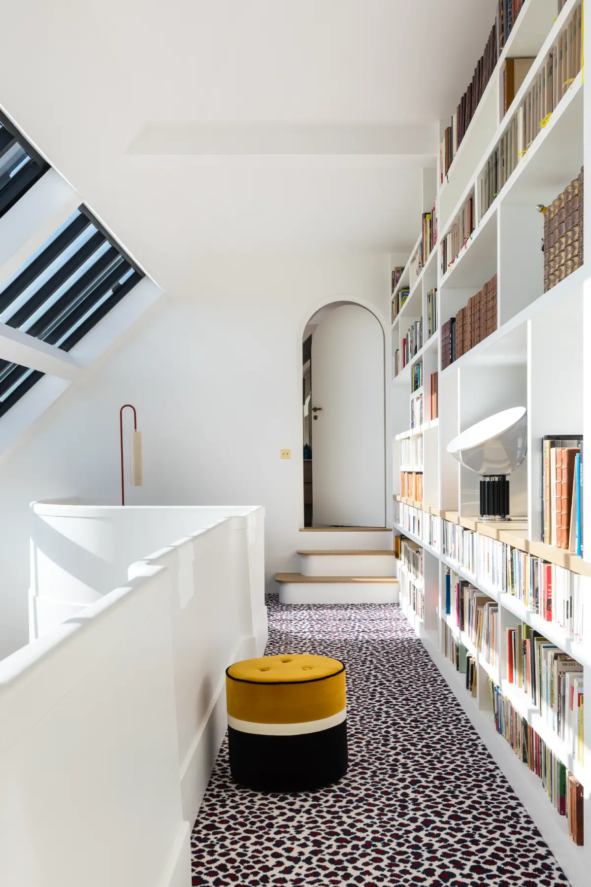 Bibliothèque en mezzanine rénovée par Maison Sarah Lavoine