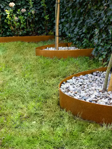 Bordure en acier couleur bronze au pied des arbres plantés