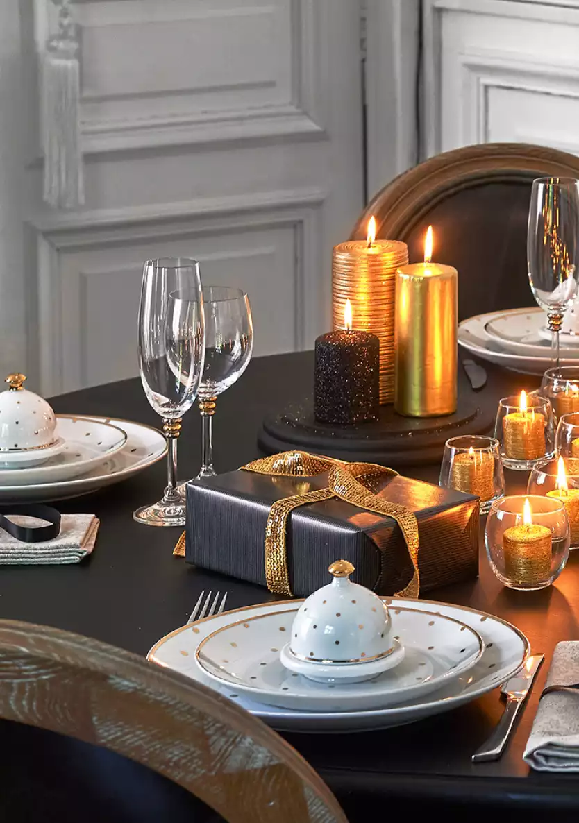 Bougies dorées sur table noire, une idée lumineuse pour déco de fête