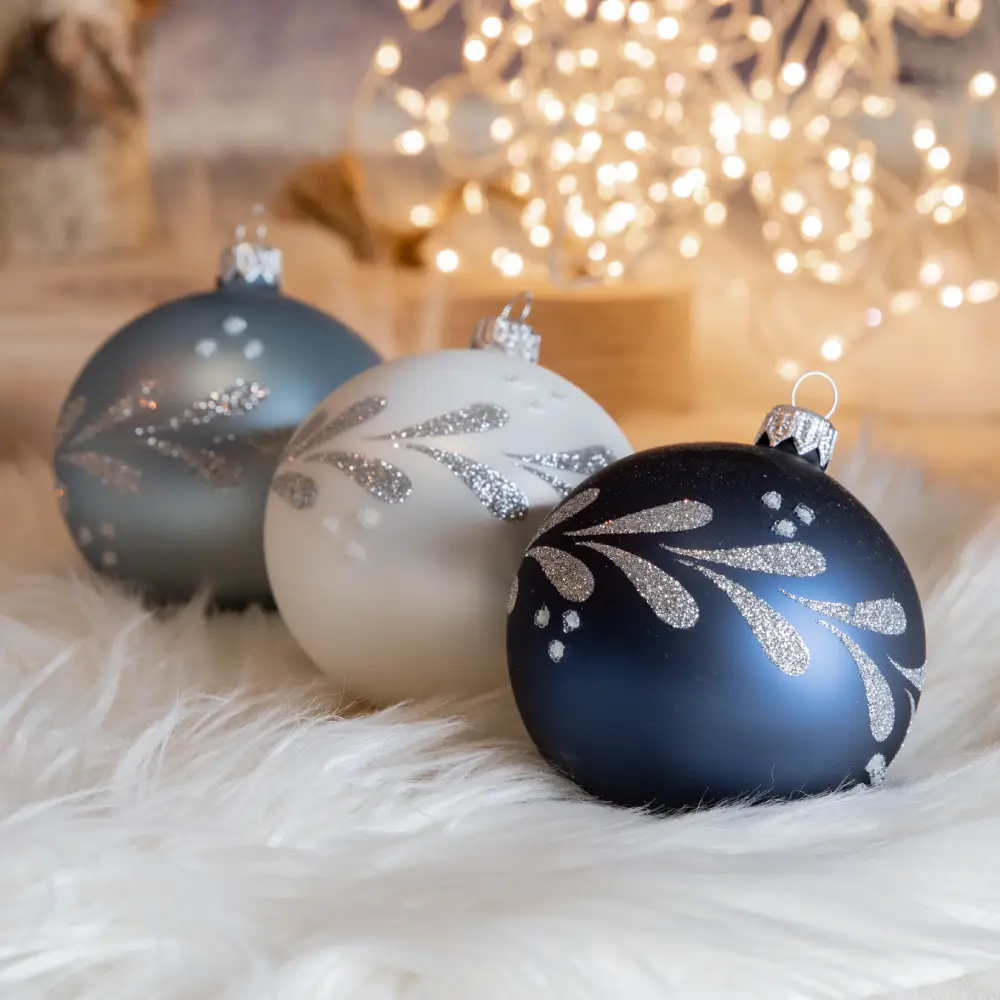 Boules de Noël, blanches et bleues