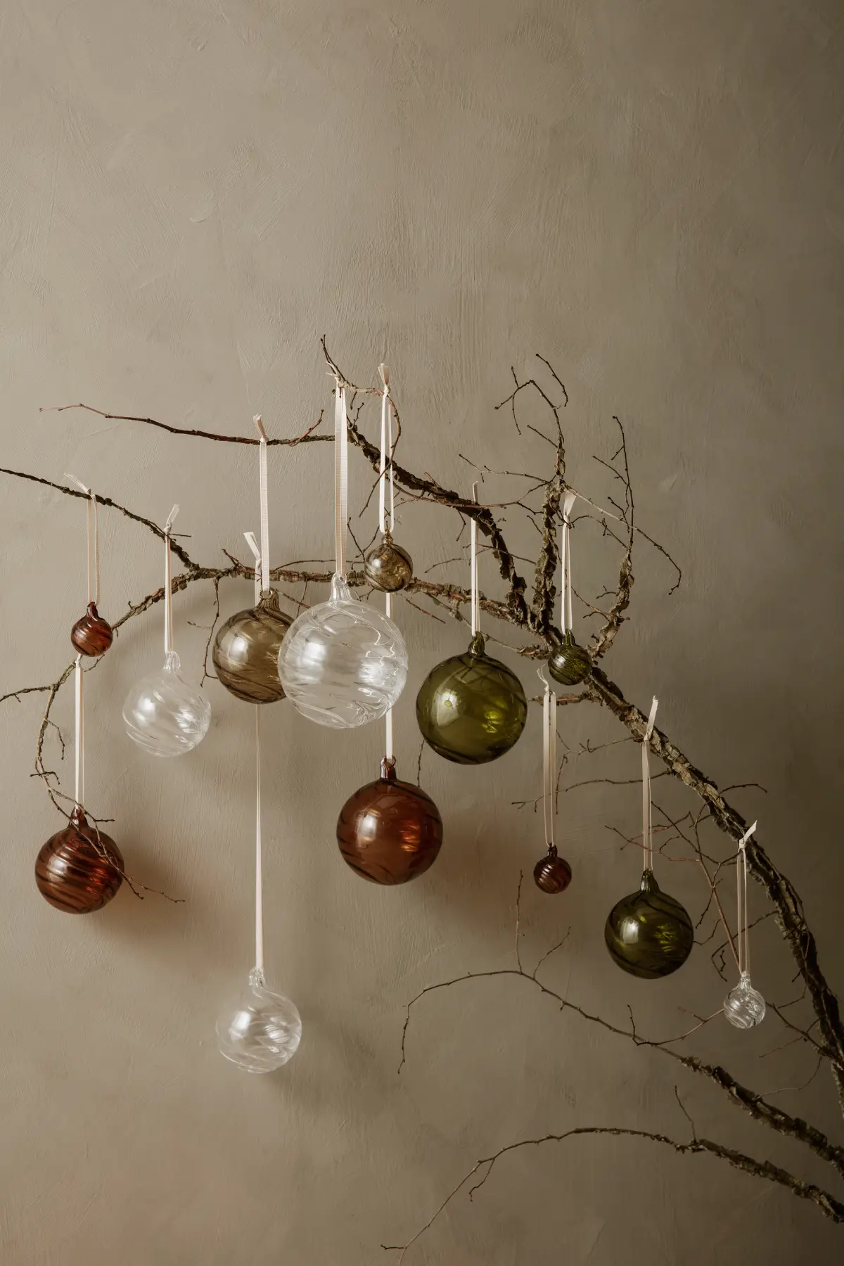 Boules de Noël en verre coloré