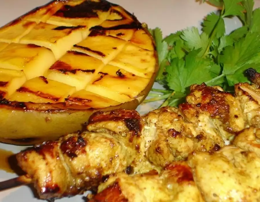 Brochette de Poulet Marinée à l’Orientale et Mangue Grillée