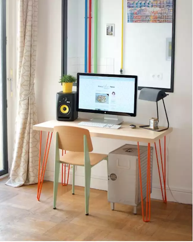 Bureau DIY aux pieds colorés