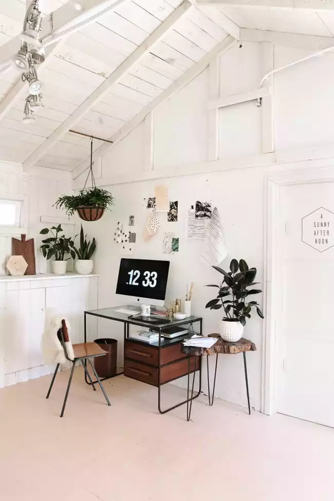 Bureau pastel avec plantes