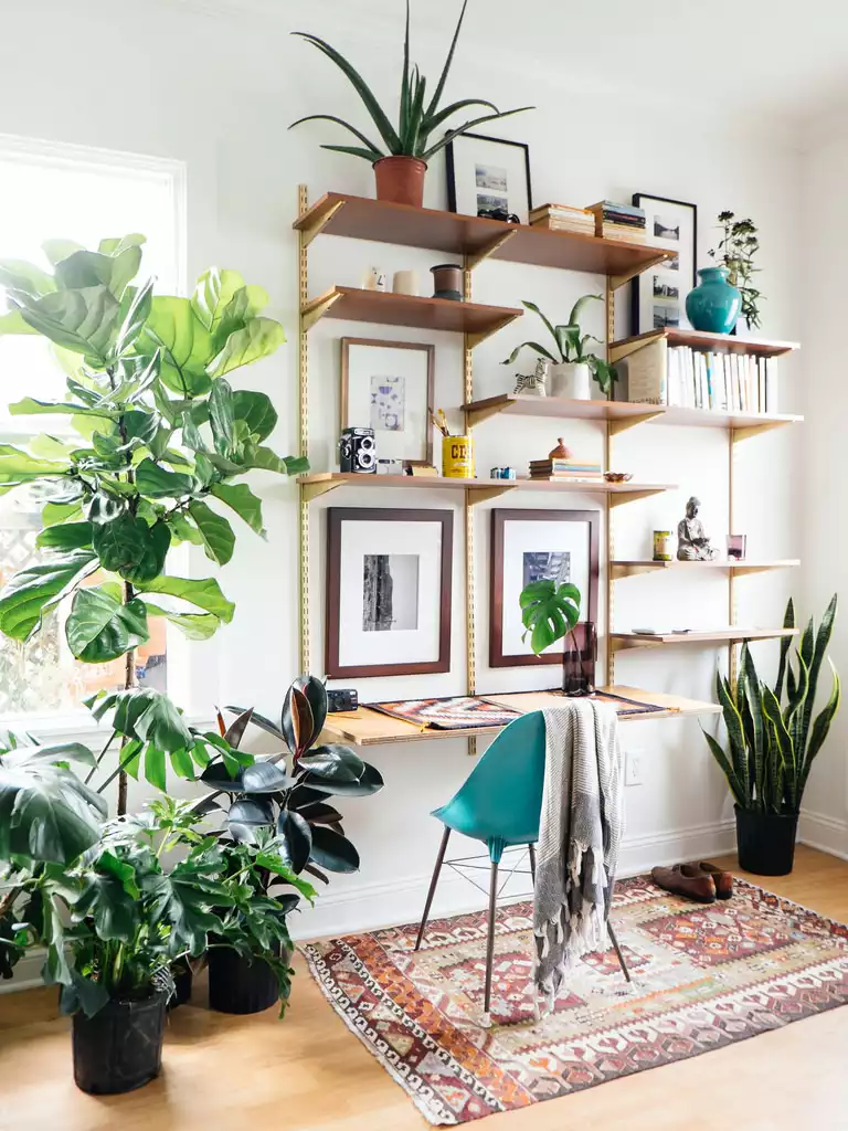 Bureau vintage avec étagères